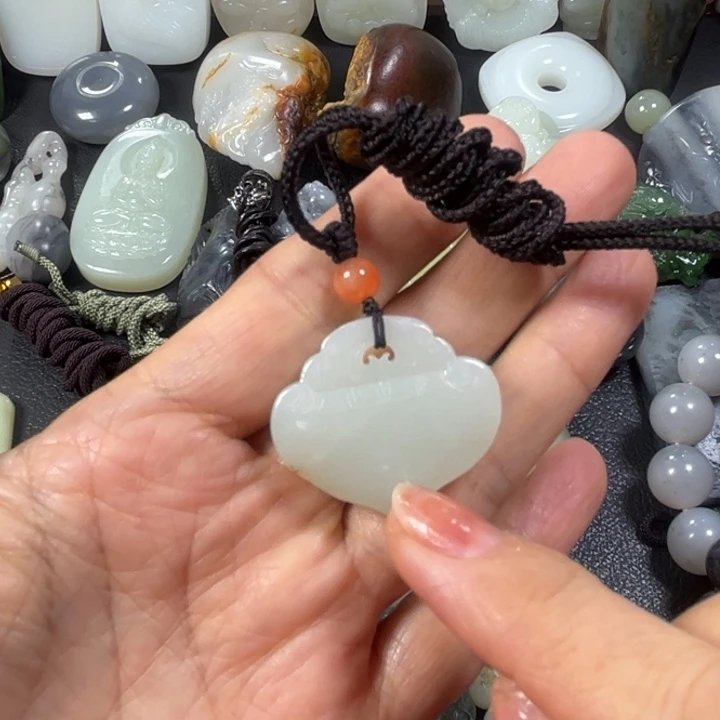 和田玉未镶嵌吊坠(赠链)