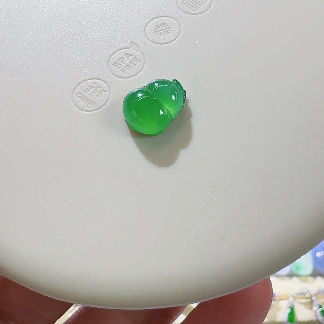 翡翠颈饰未镶嵌葫芦（背面有矿点，正面看不到）