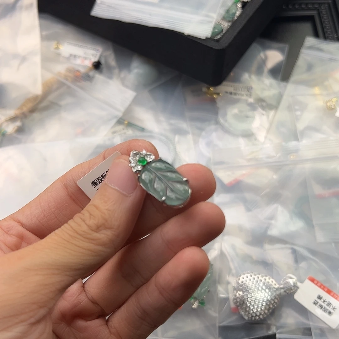 吊坠(赠链)未镶嵌翡翠叶子