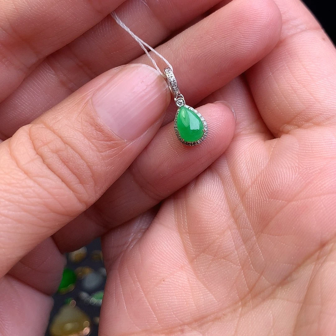 颈饰18K金镶嵌翡翠