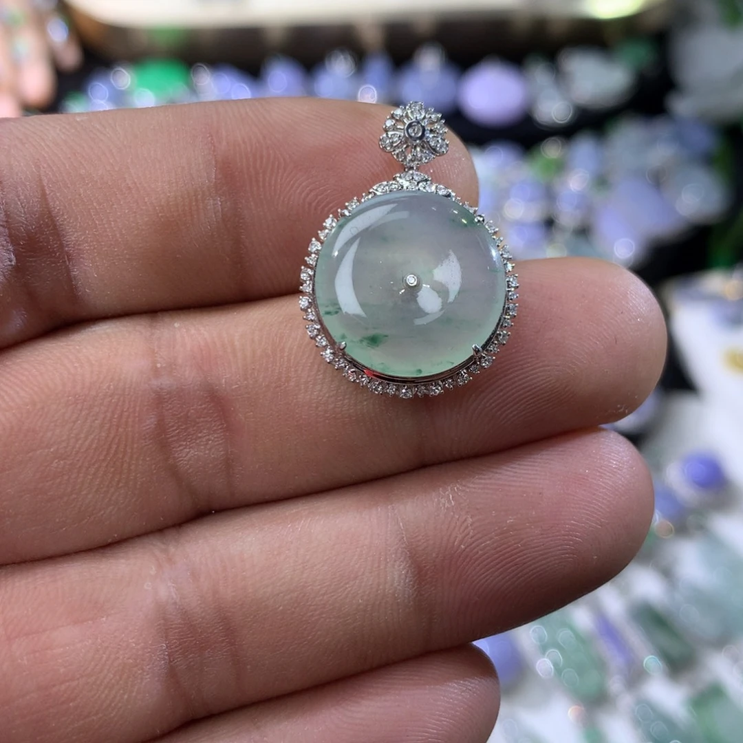 翡翠18K金镶嵌颈饰