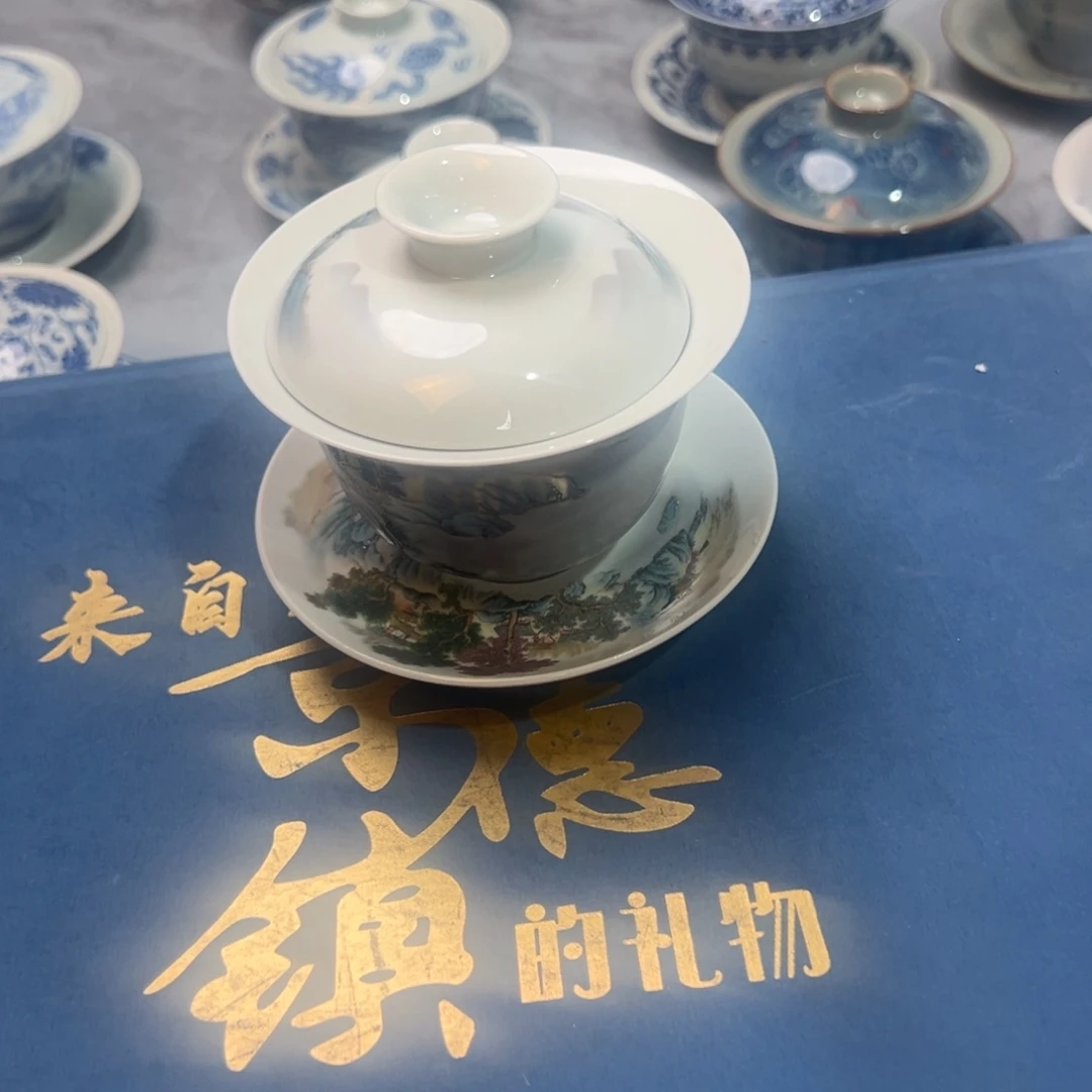 白粉彩富春山居图沉香盖碗
