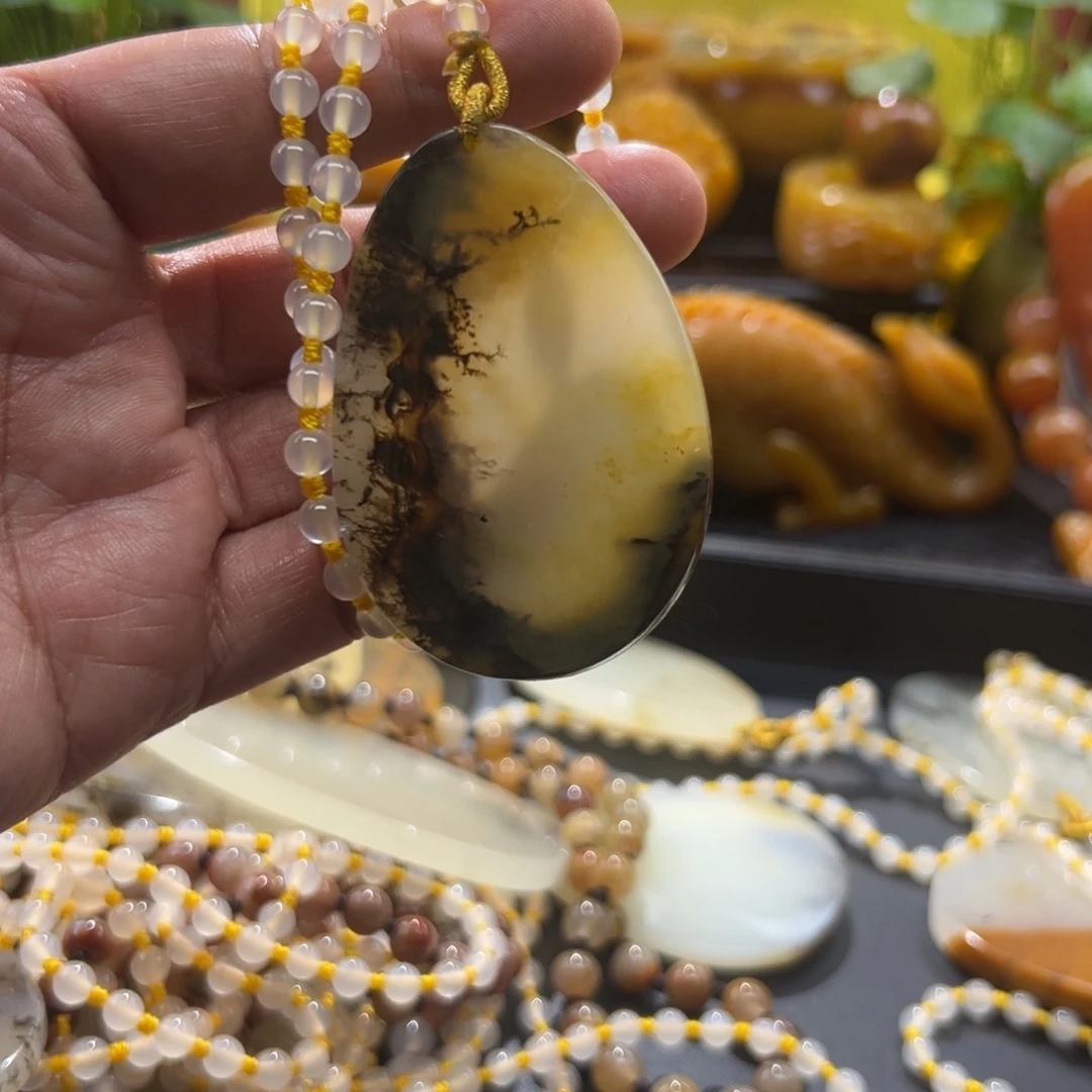 石英质玉未镶嵌颈饰