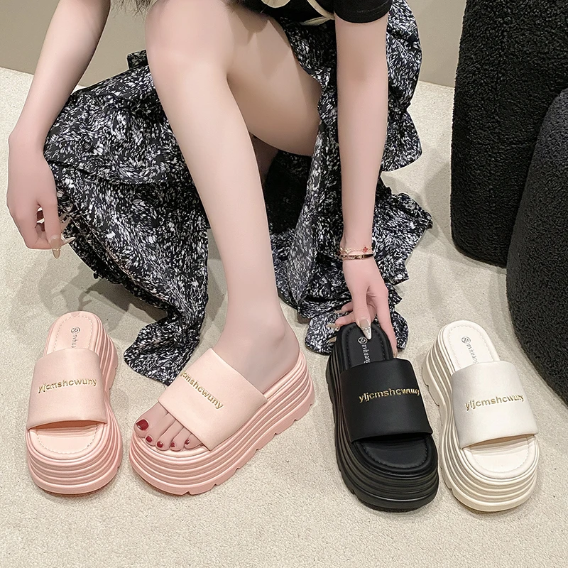 韩系厚底拖鞋女夏外穿2025新款显瘦一字拖黑色字母增高配裙子凉拖