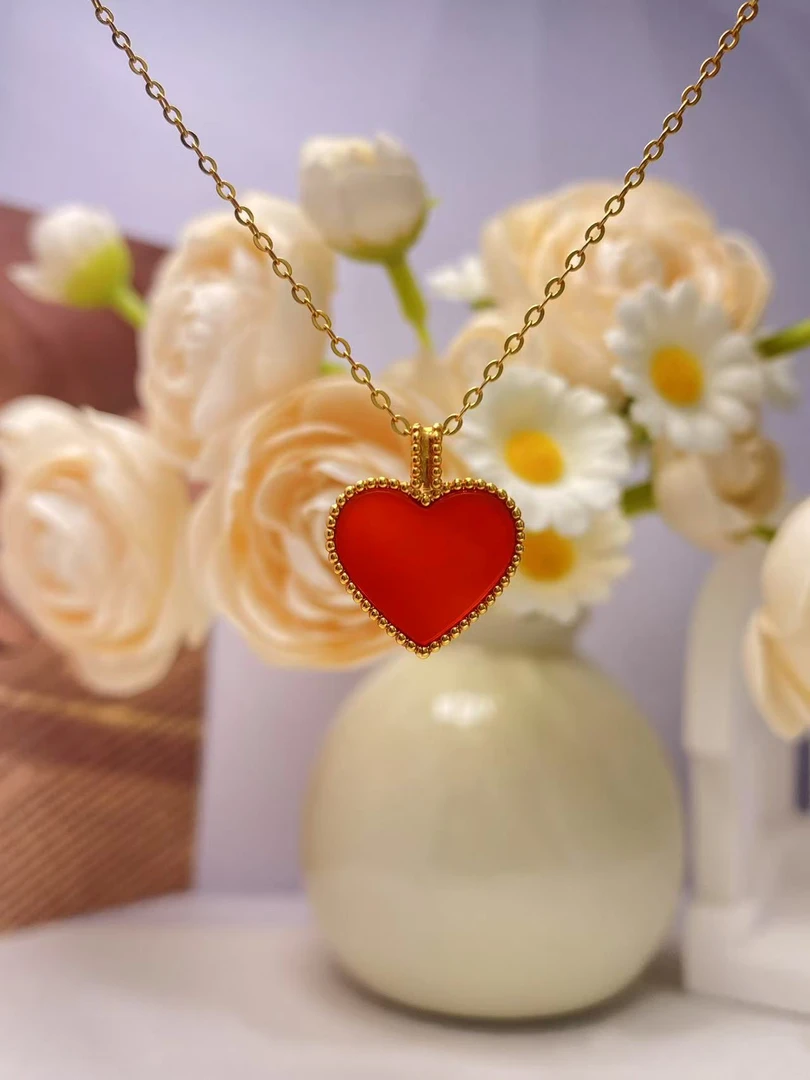 18K金红玛瑙爱心吊坠