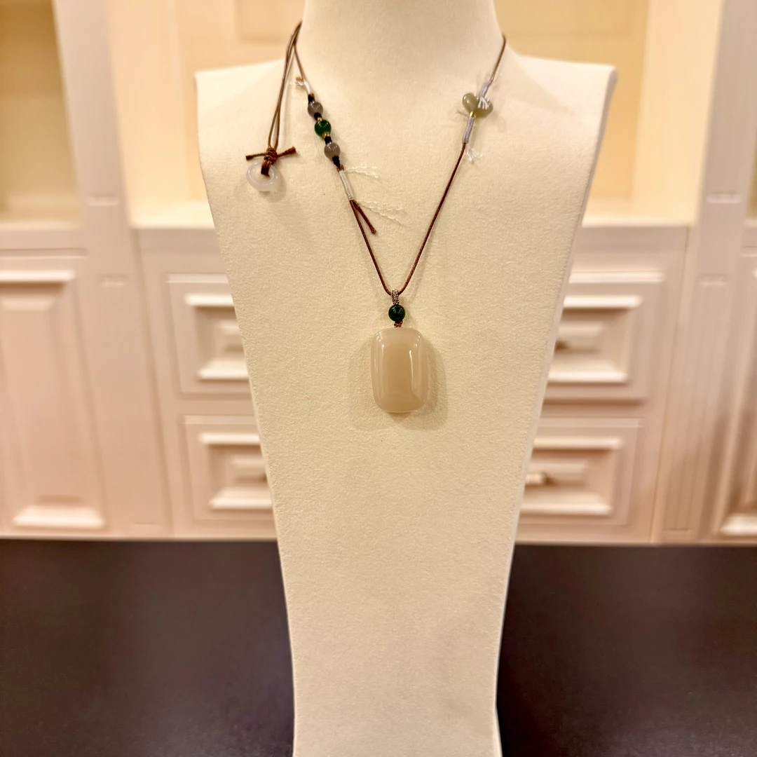 壹屿珠宝     121720    18k金配件和田玉典藏级颈饰