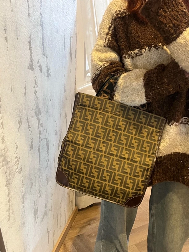 95新  大吉一店/fendi老花琴谱手提包