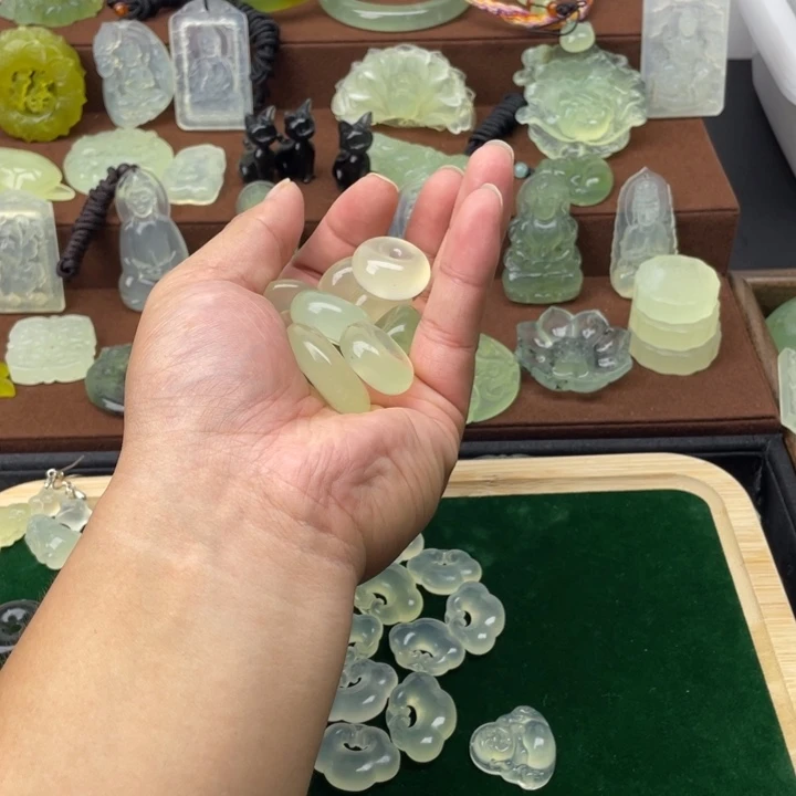 E***哥未镶嵌蛇纹石玉颈饰