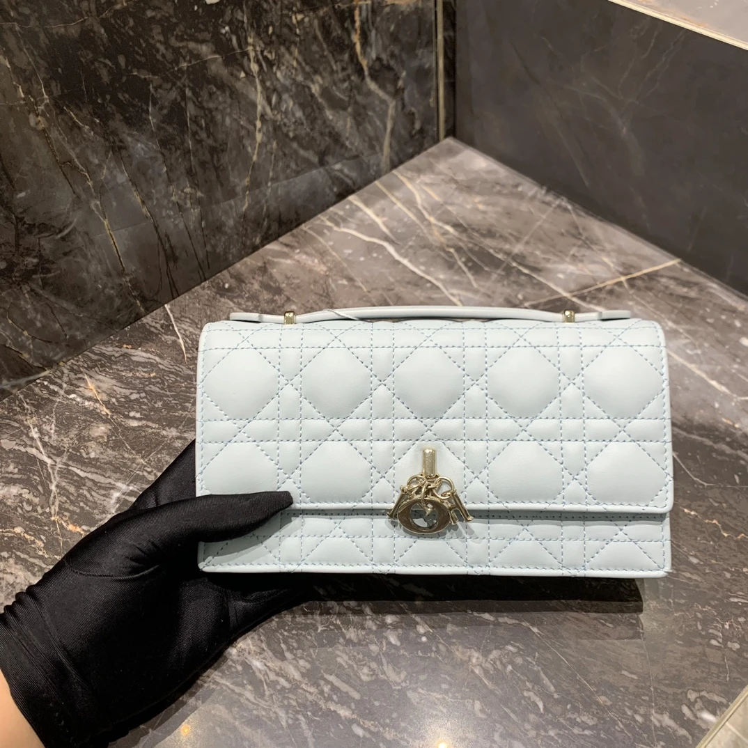99新 DIOR/迪奥 dior mini woc浅蓝色浅金扣链条包/99新/NB8305