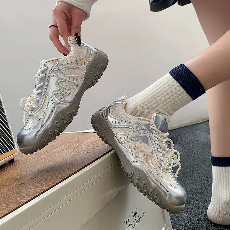 月牙底蕾丝珍珠休闲德训鞋女2025春季新款防滑阿甘鞋女
