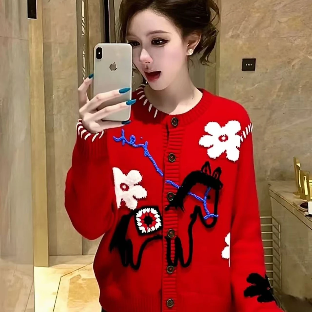 慵懒风红色提花短款针织上衣女2026新款爆款冬季休闲百搭宽松开衫