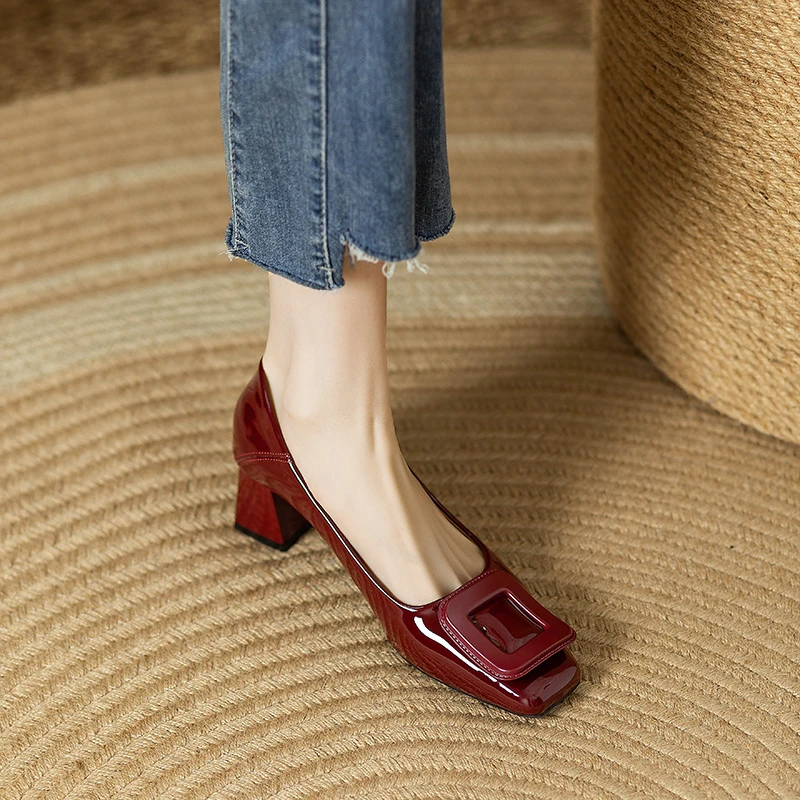法式金属扣漆方头浅口粗跟单鞋女2025春夏新款中高跟女鞋红色婚鞋