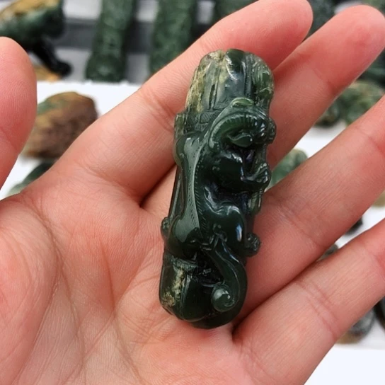 未镶嵌岫岩河磨玉（透闪石质玉）挂件寒***青