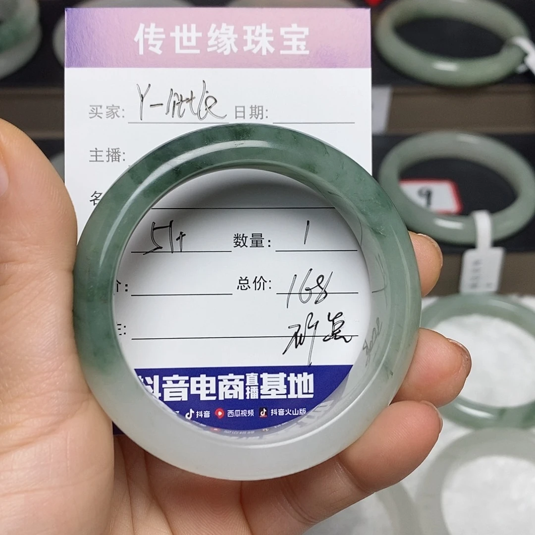 石英质玉手镯未镶嵌丫****?