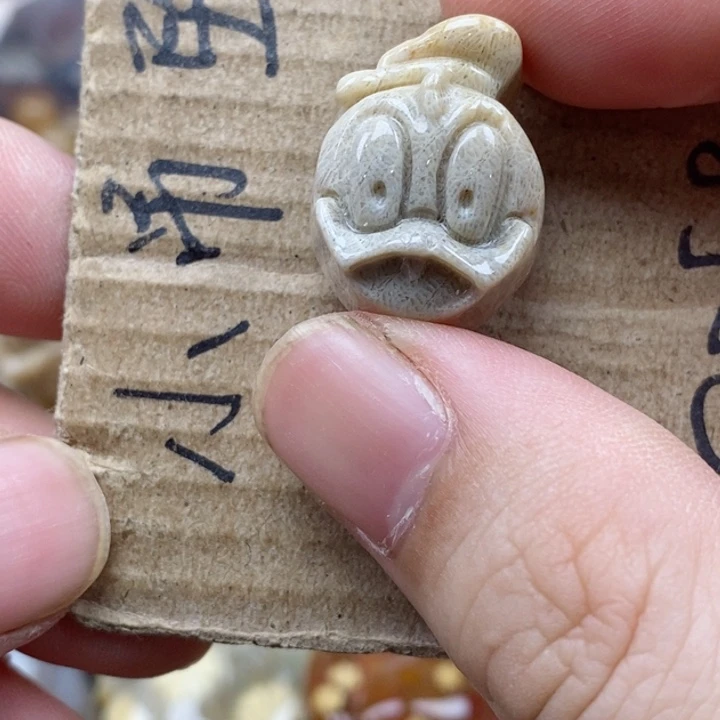 硅化珊瑚（珊瑚玉）未镶嵌颈饰彩*