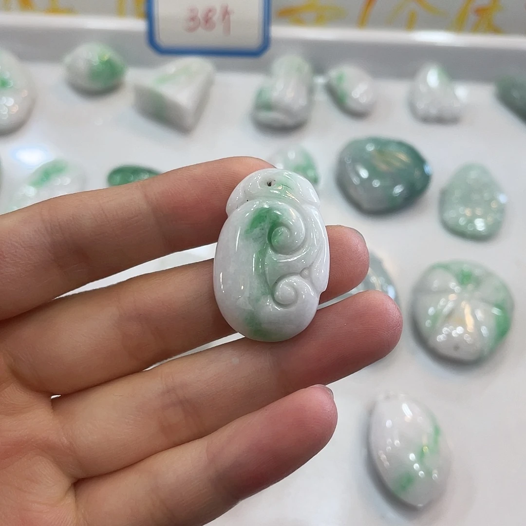 翡翠未镶嵌颈饰白底青如意