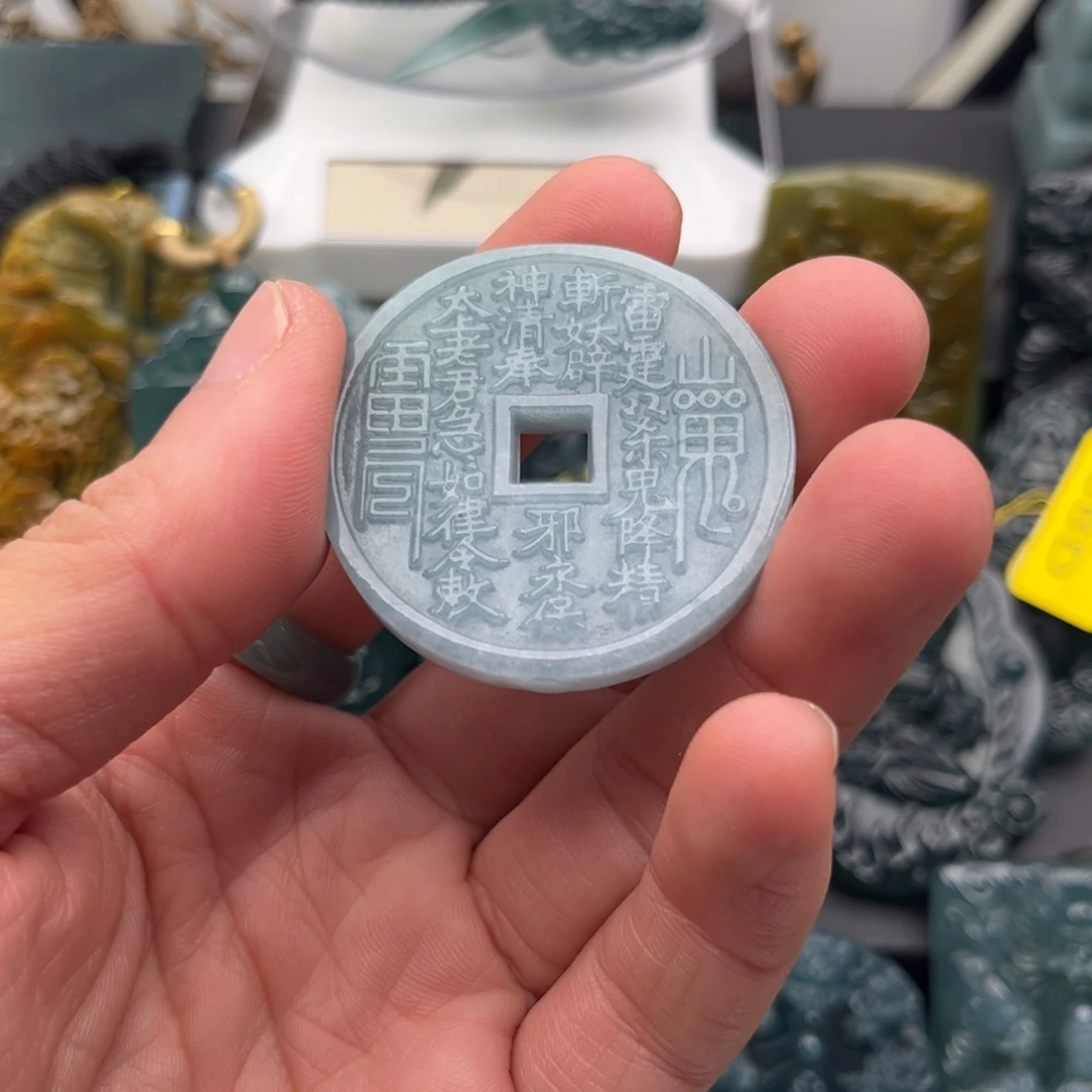 翡翠未镶嵌颈饰山鬼