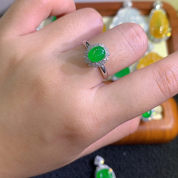 翡翠18K金镶嵌颈饰蛋面