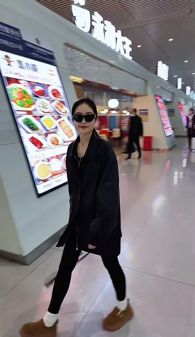 Miss huo 翻领皮衣外套 黑色 A 28100