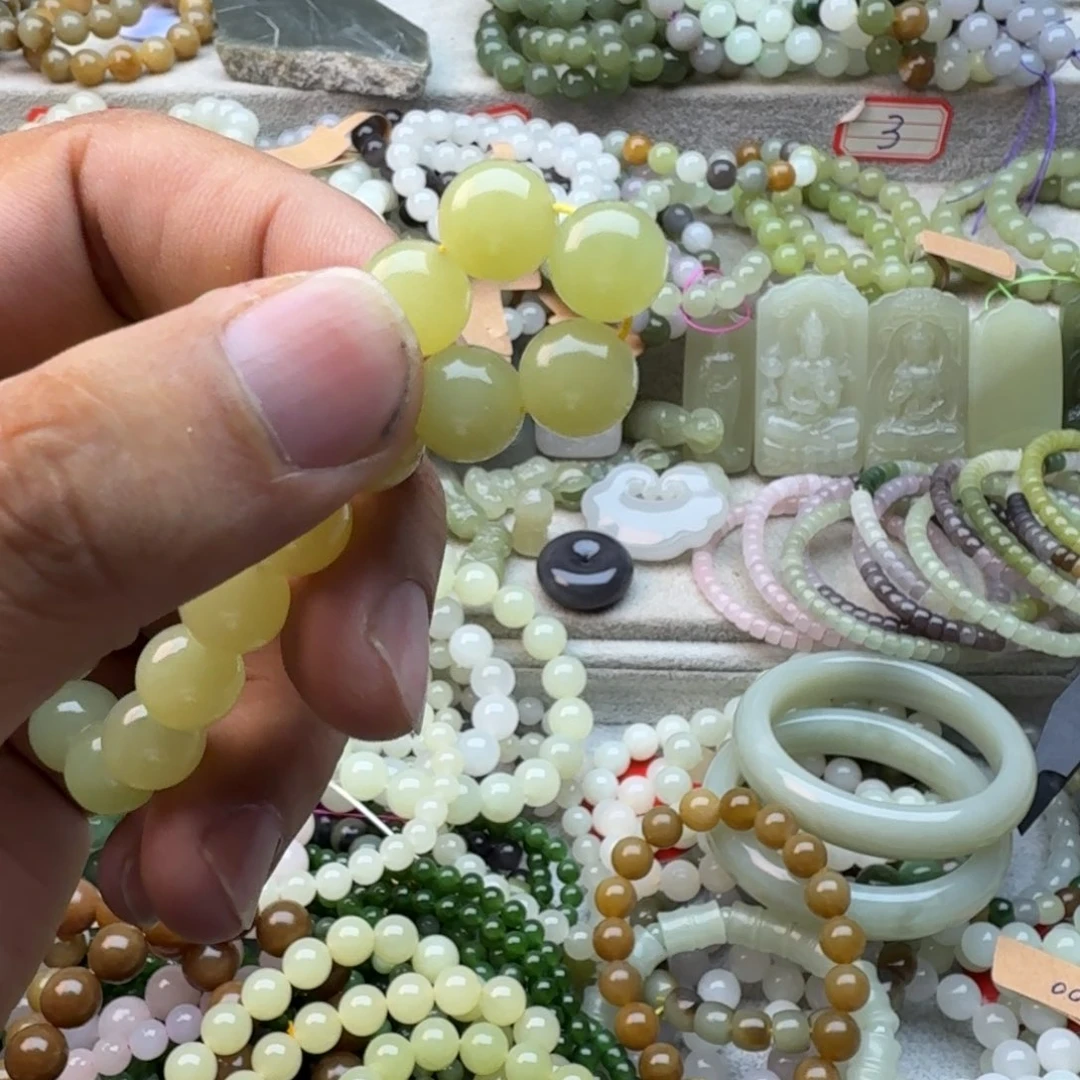 要***休未镶嵌手链和田玉