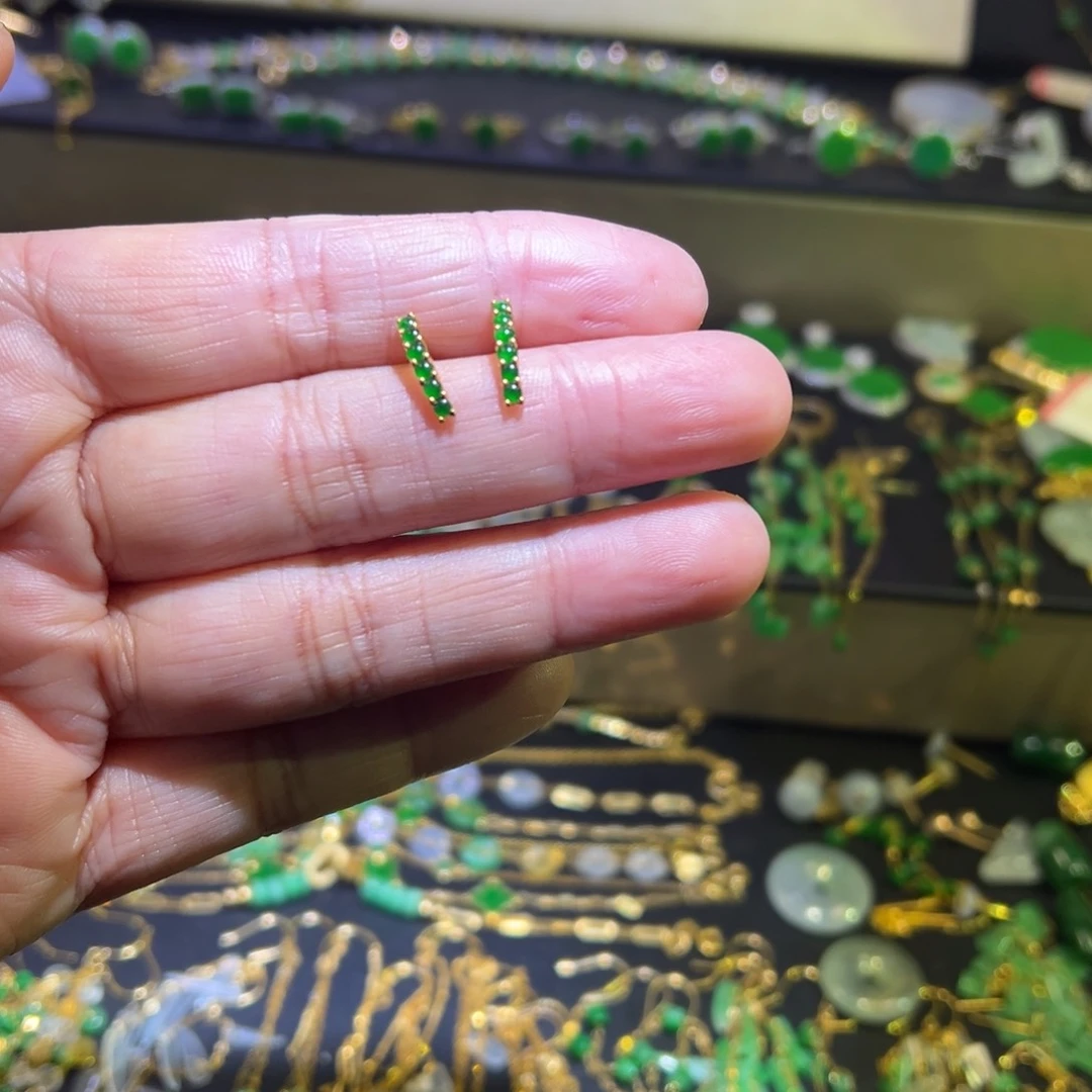 颈饰18K金镶嵌翡翠耳钉