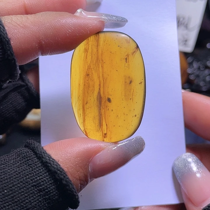 琥珀裸石未镶嵌？