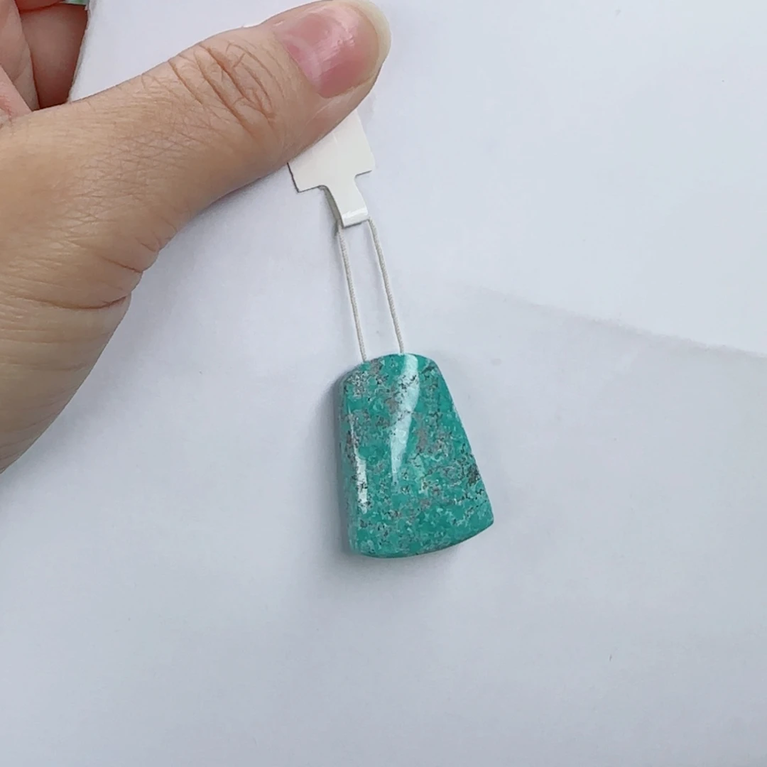 格***格绿松石未镶嵌颈饰