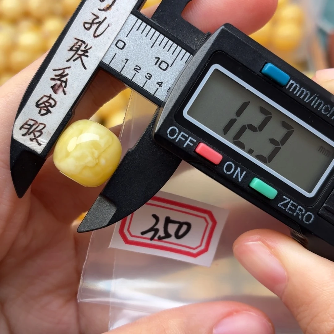 先***遮蜜蜡未镶嵌裸石蜜蜡