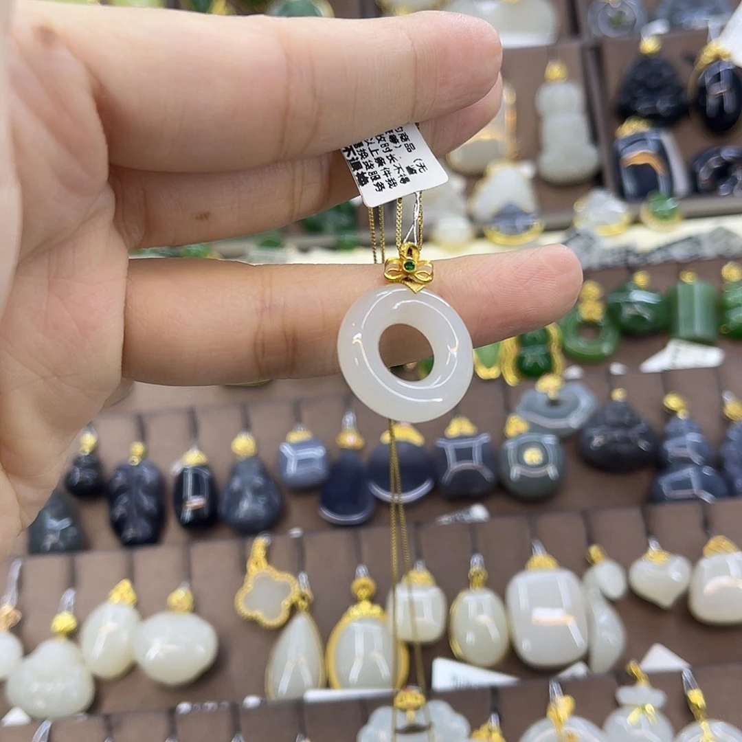 和田玉18K金镶嵌吊坠(赠链)