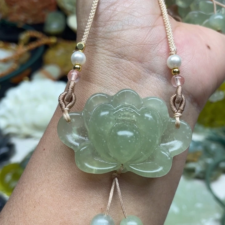 蛇纹石玉未镶嵌颈饰