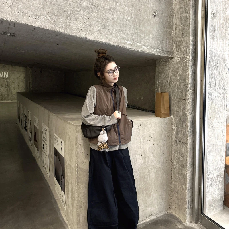2025早秋新款韩版松弛感穿搭咖色马甲外套叠穿T恤上衣阔腿裤套装