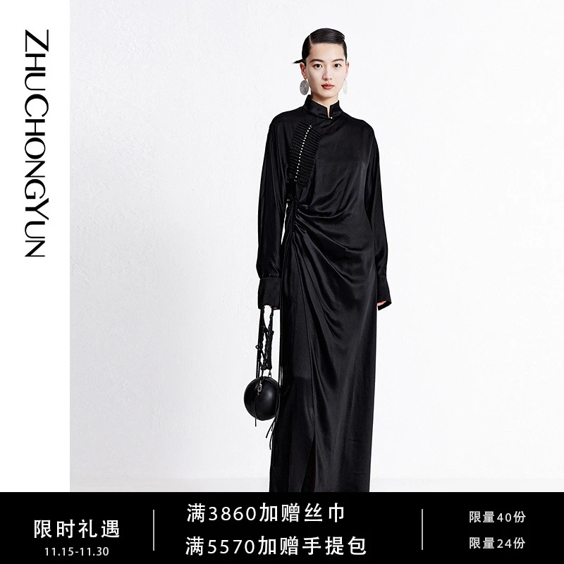 ZHUCHONGYUN2025秋新款黑色钉珠排扣立领丝光褶皱宽松直身连衣裙