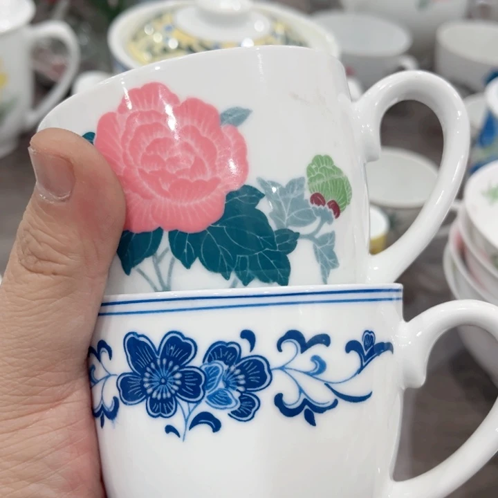 杯釉下五彩的瓷器和瓷器