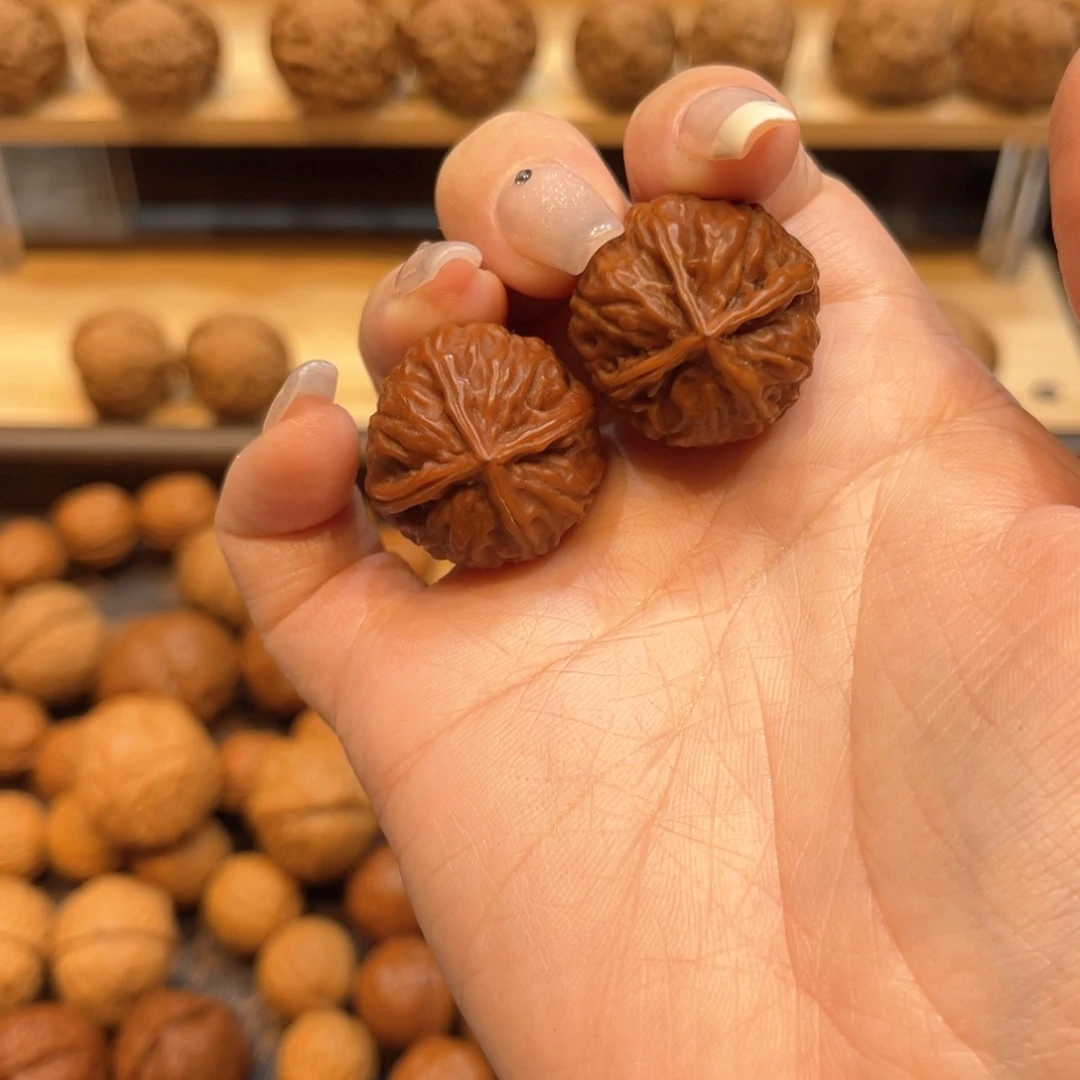 文玩核桃把件红皮四棱