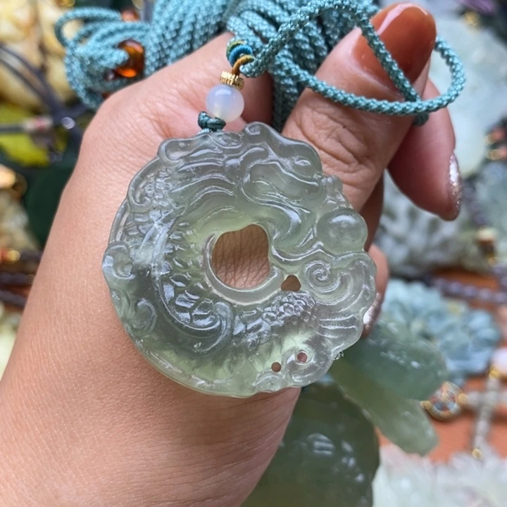 蛇纹石玉未镶嵌颈饰