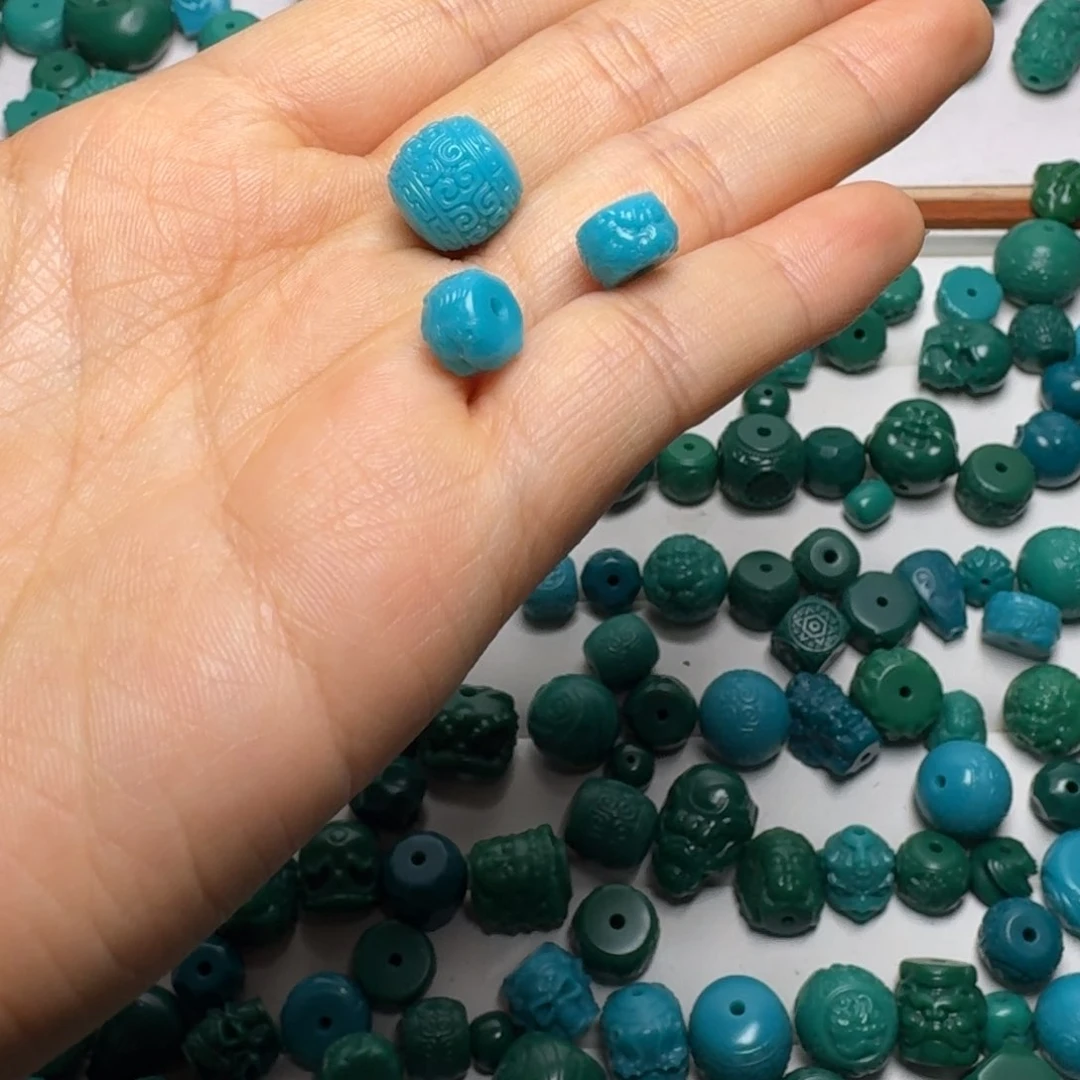 琉璃颈饰与**争科技松配饰