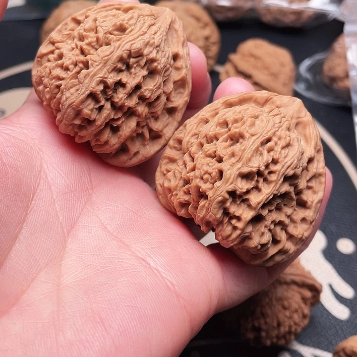 文玩核桃把件南疆石一对