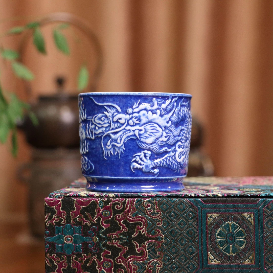 撒蓝雕刻龙纹容天杯