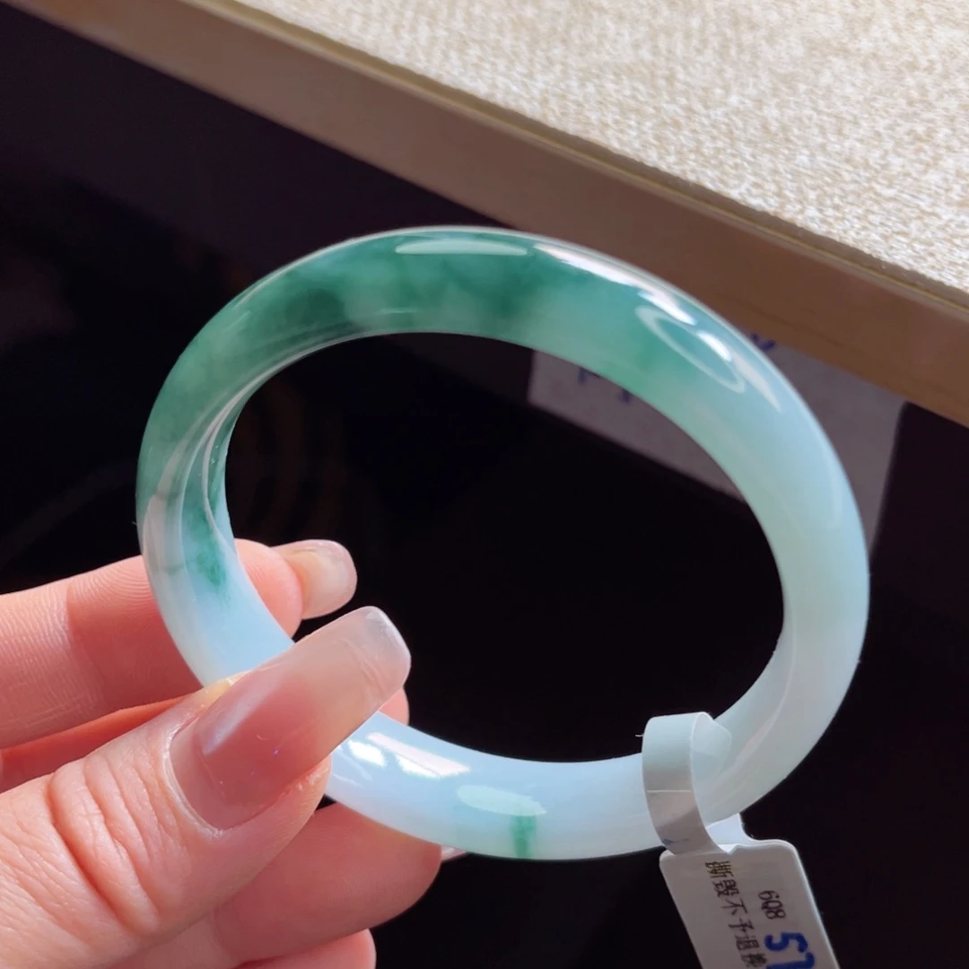 翡翠手镯未镶嵌手镯