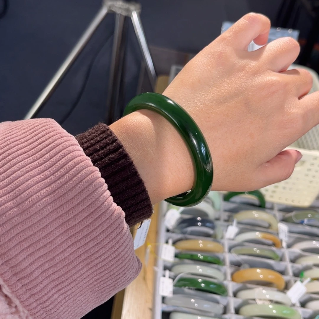 和田玉未镶嵌手镯  「俄红皮 辣菠菜绿」