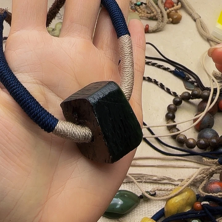 泡***泡和田玉未镶嵌颈饰