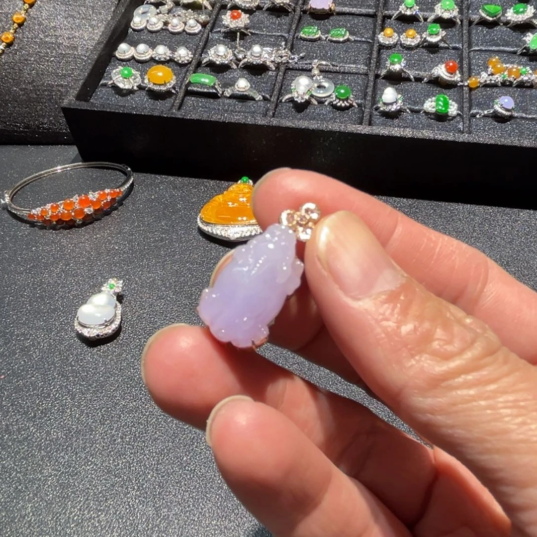 翡翠18K金镶嵌颈饰缅甸翡翠