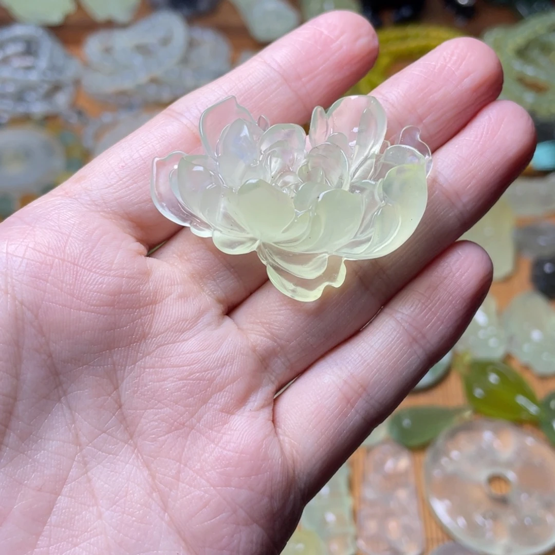 东***丽未镶嵌蛇纹石玉吊坠