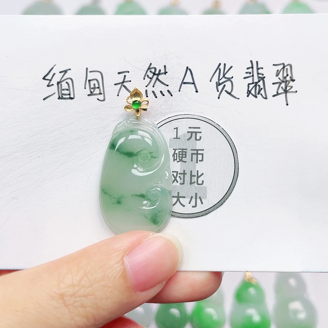 18K金镶嵌挂件翡翠