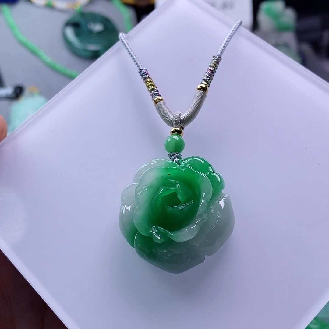 翡翠未镶嵌吊坠(赠链)