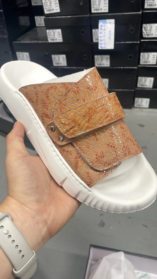 稀有夏季黄色雕刻拖鞋