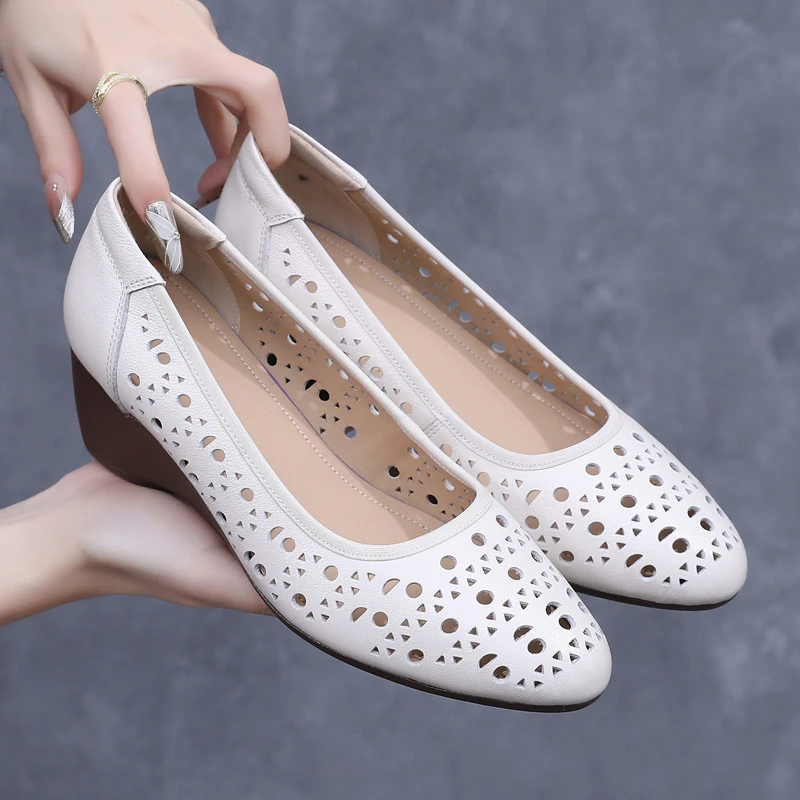 真皮坡跟单鞋2025夏季休闲镂空妈妈鞋大码女鞋中老年洋气软底凉鞋