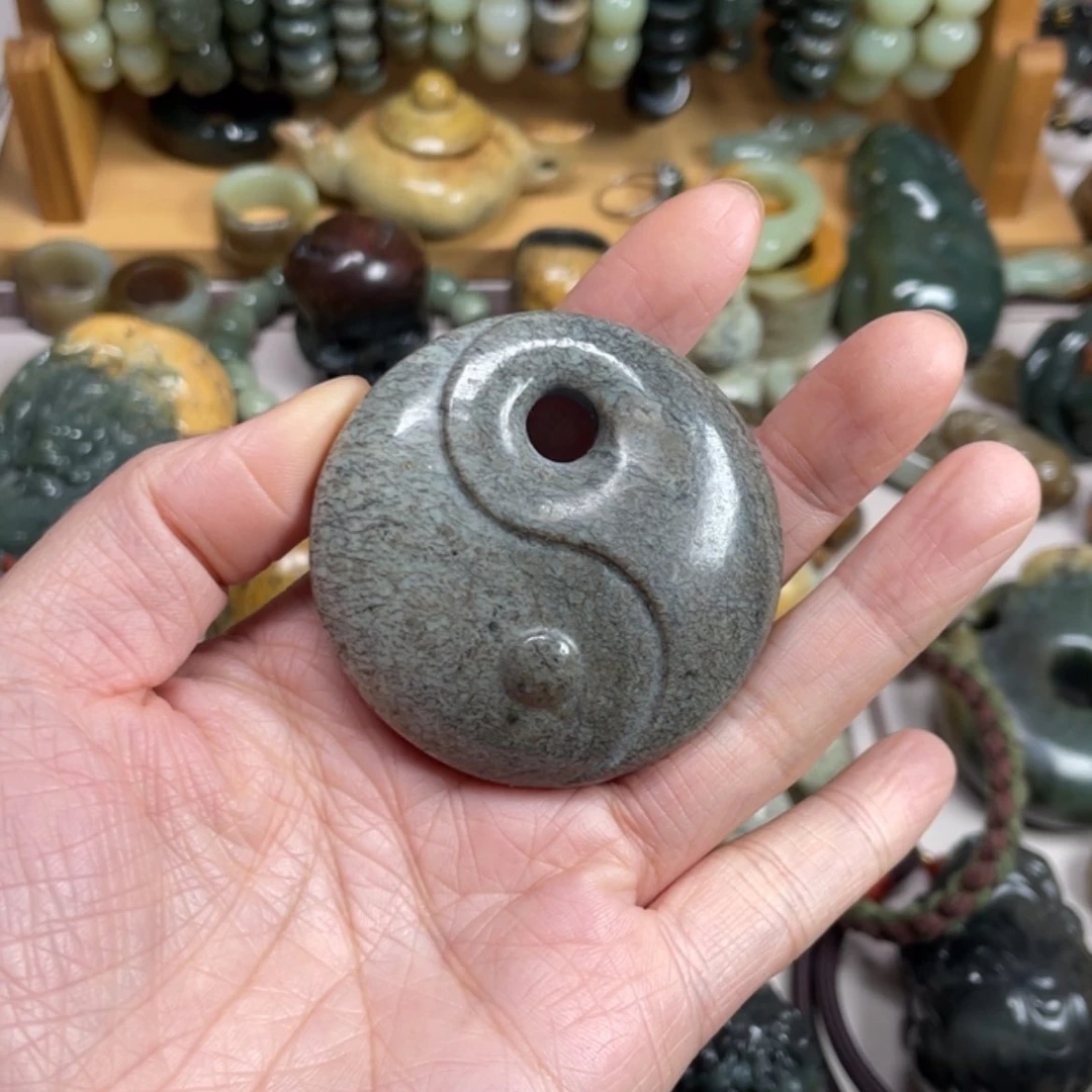 【闪购商品】未镶嵌岫岩河磨玉（透闪石质玉）把件