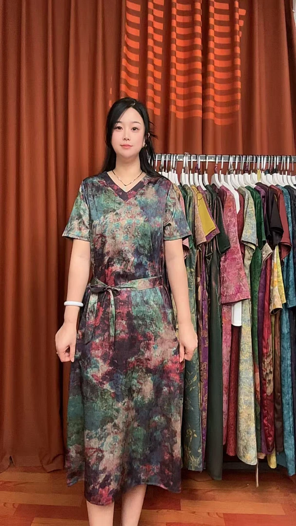 (韵染）2025气质V领简约提花时尚显瘦宽松中长款连衣裙