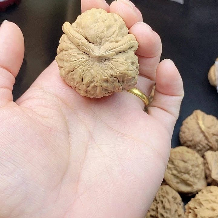 鲁***吃文玩核桃吊坠瑕疵单只不退不换